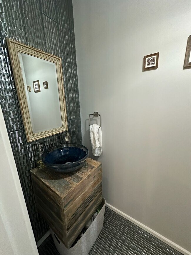 Building Photo - Beautiful 1 Bedroom 1.5 Bath Condo in down...