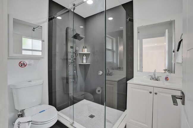Building Photo - 833 SW 17th St