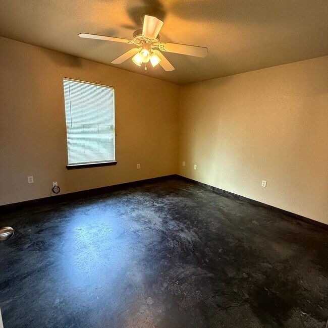 Building Photo - $500 Off 1st Full Month!* All Utilities In...