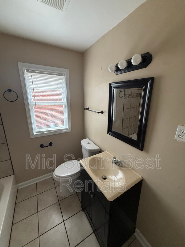 Building Photo - 1445 Catherine St