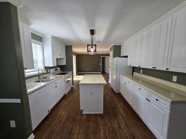 Building Photo - 5527 Lassen St