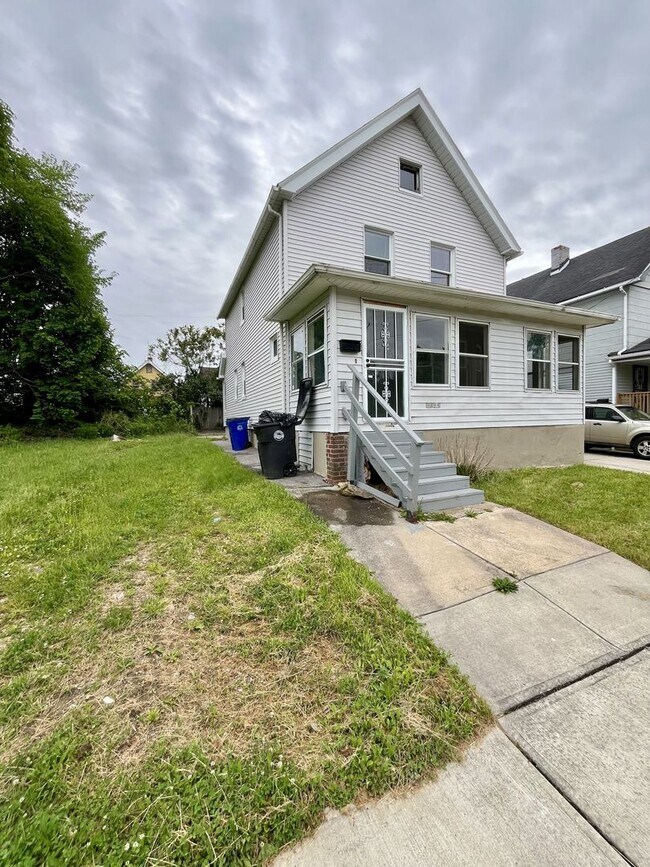 Building Photo - Four bedroom one bathroom single family home for rent. MOVE IN SPECIAL - HALF OFF FIRST MONTHS RENT