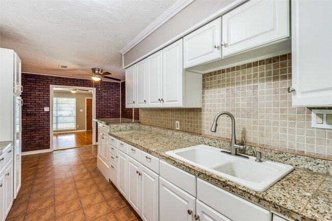 Building Photo - 118 Southbrook Cir