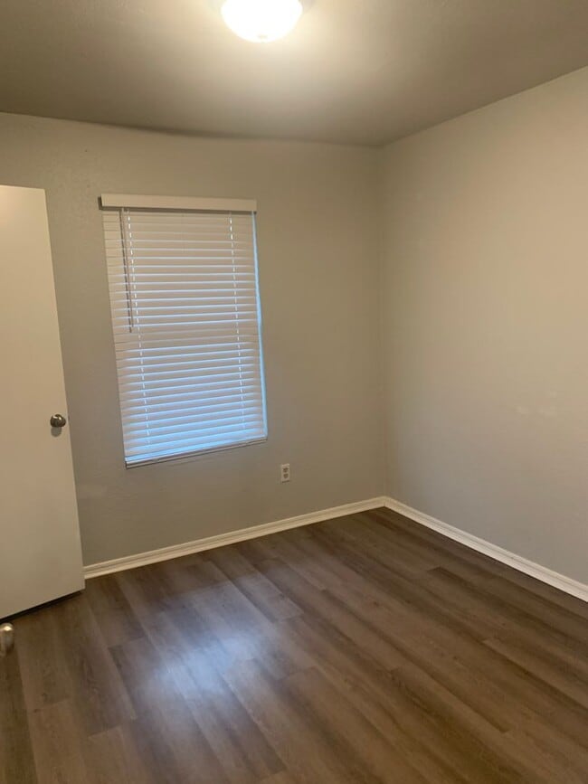 Building Photo - Renovated 3 Bedroom/ 1.5 Bath in Great Neighborhood