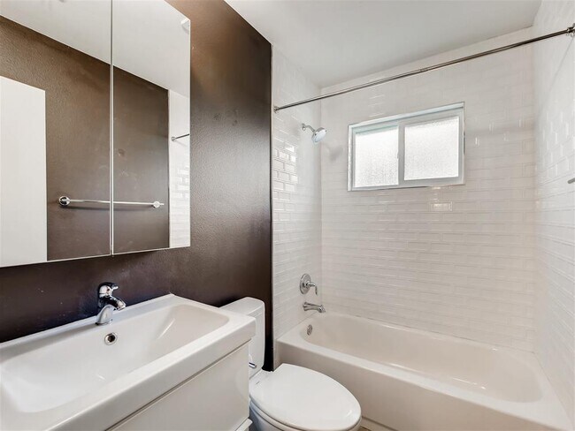 Building Photo - 2500 Candlewood Ct