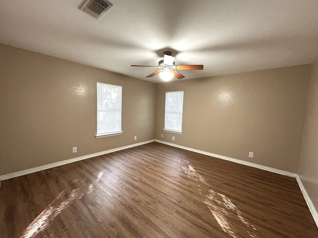 Building Photo - 3-bedroom home!