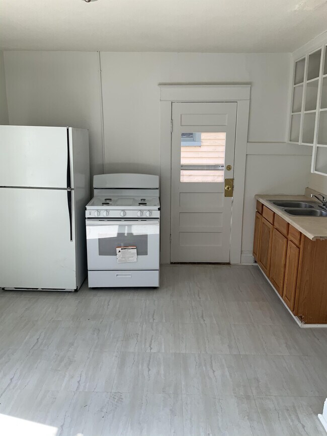 Building Photo - 1104 E McCarty St