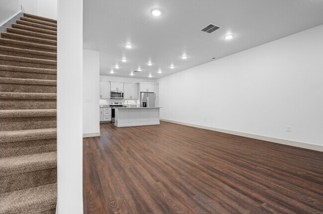 Building Photo - 671 S 400 E