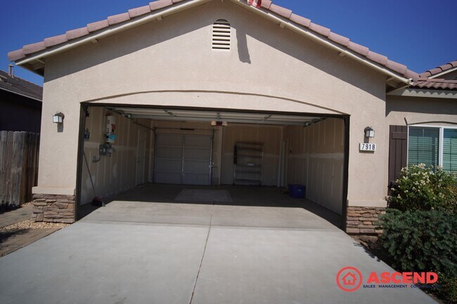 Building Photo - Stunning 4 Bed 2 Bath Home Off of Hosking and Wible!