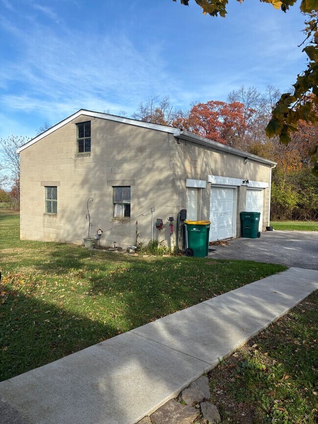 Building Photo - 251 Narrow Dr