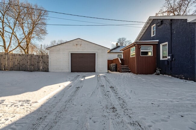 Building Photo - Charming 2 Bedroom Home with a Huge Fenced Yard & Garage