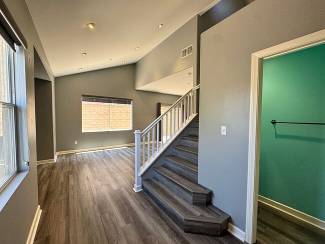 Building Photo - Remodeled 3 bedroom townhome in Simi Valley