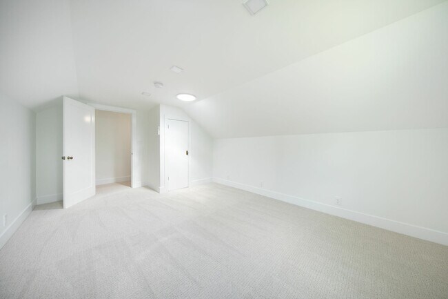 Building Photo - 2527 NE 110th St