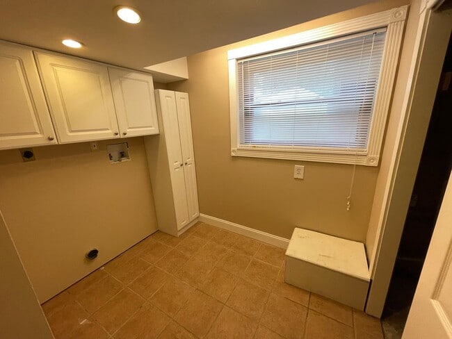 Building Photo - Nice split level home with garage and fenced backyard, Virtual Tour!