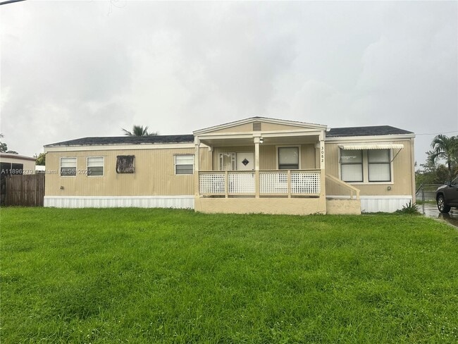 Primary Photo - 3082 Hibiscus Cir