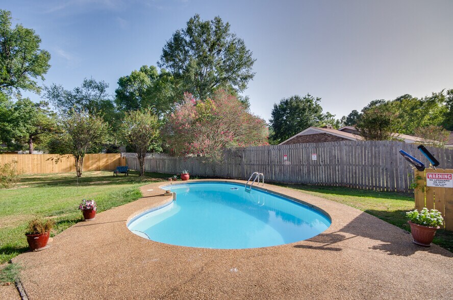 Building Photo - 5846 Clubview Dr
