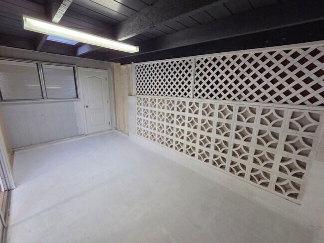 Building Photo - Charming 3 Bedroom 2 Bath Single Family Home in Manoa Valley