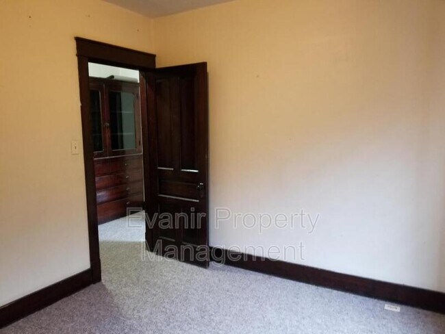 Building Photo - 216 S 6th St