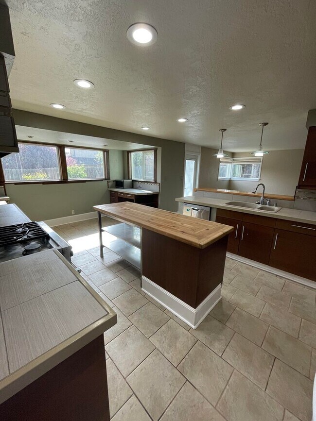 Building Photo - 4528 Whitney Cir