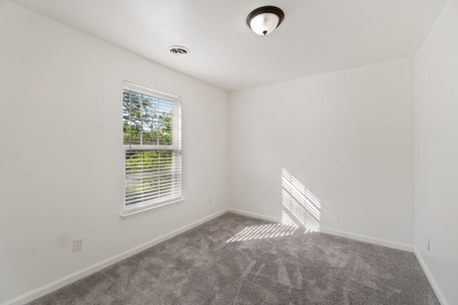Building Photo - 4 Bed 2.5 Bath Home In Portsmouth