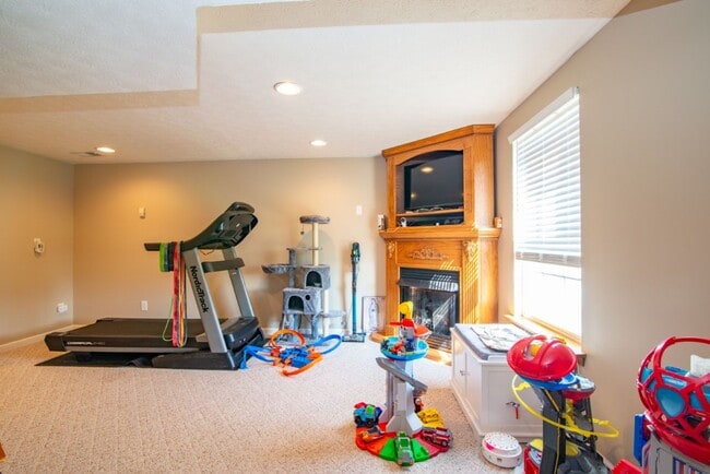 Building Photo - 650 Farmington Dr