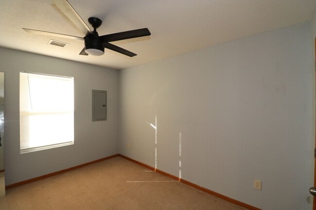 Building Photo - Spacious duplex for rent!
