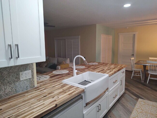 Building Photo - "Fully Furnished 2-Bedroom 2 Full Baths in New Port Richey – Your Perfect Retreat Awaits!"