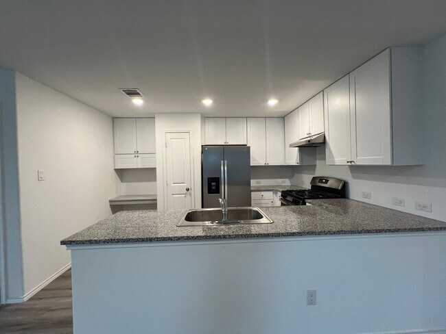 Building Photo - Beautiful 4 bedroom, 2 bath in NBTX