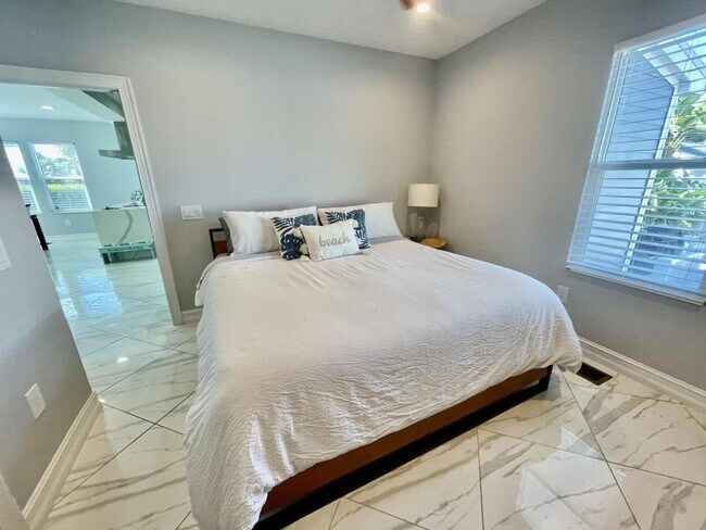 Building Photo - 505 Silver Beach Ave