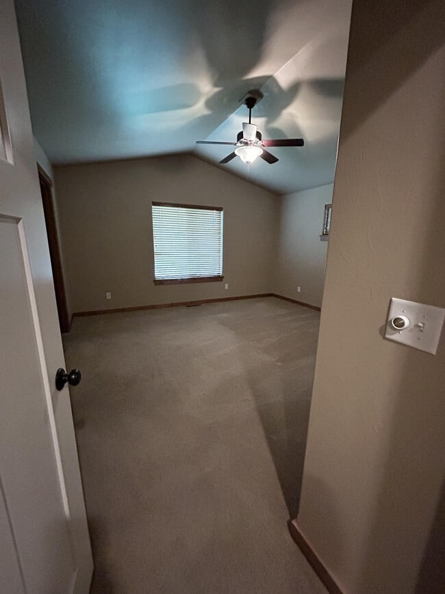 Building Photo - 546 Talon Way