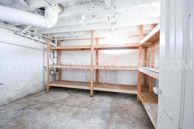 Building Photo - 2-Bedroom Farmhouse