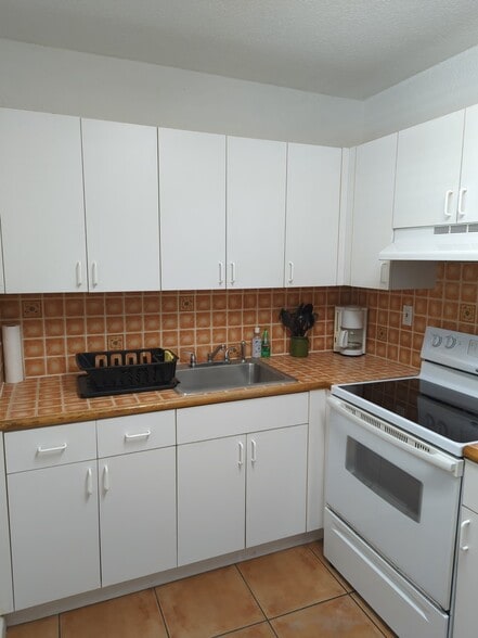 kitchen - 1905 SW 10th St