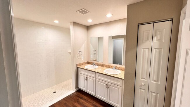 Building Photo - Charming 3 Bedroom, 2 Bathroom Home in the Lovely Marion Oaks of Ocala!