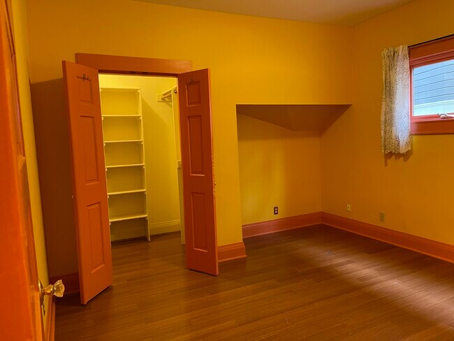 Building Photo - 409 SE 15th Ave