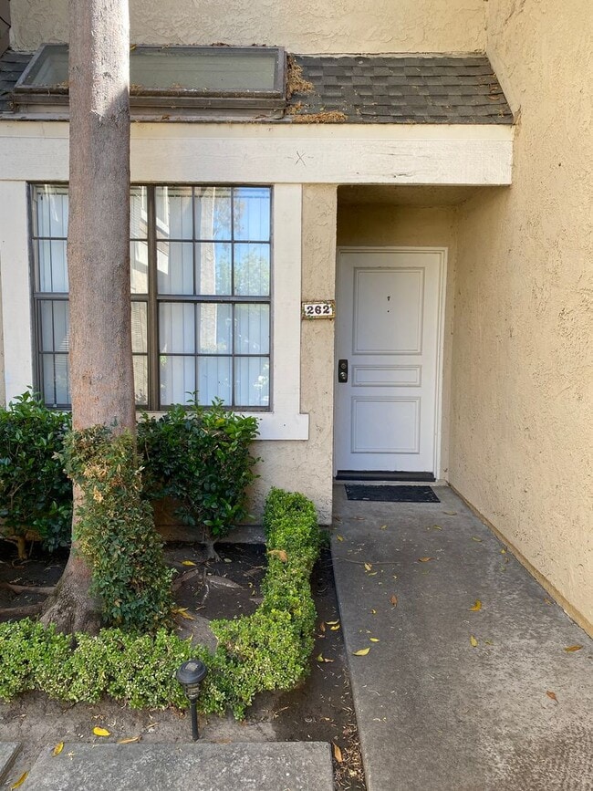 Building Photo - Irvine: 2-story townhome with attached 2 c...