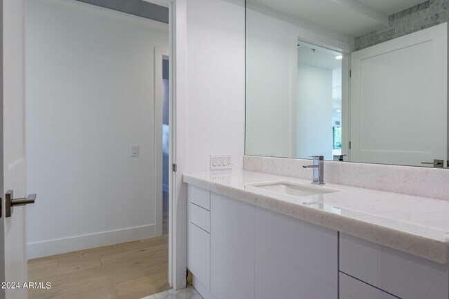 Building Photo - 7117 E Rancho Vista Dr
