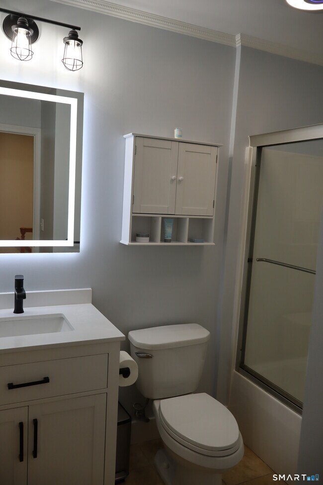 Building Photo - 25 W Silver St