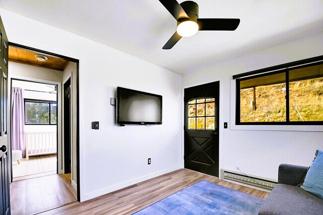 Building Photo - 1244 Hyland Dr