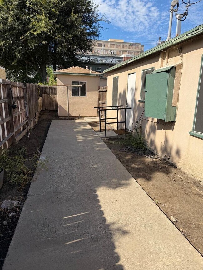 Building Photo - 313 S Lemon St