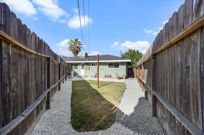 Building Photo - 1135 Agatha Way