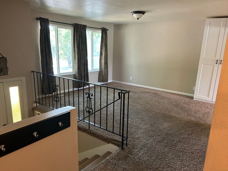 Building Photo - 368 Weaver Ln
