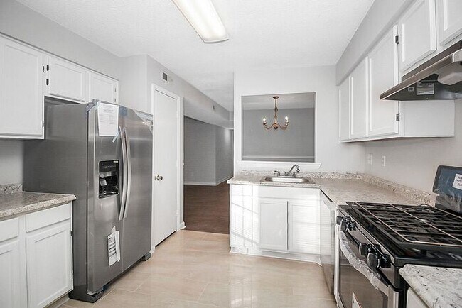 Building Photo - Updated First Floor 2BD/2BA Condo in Forest Ridge!