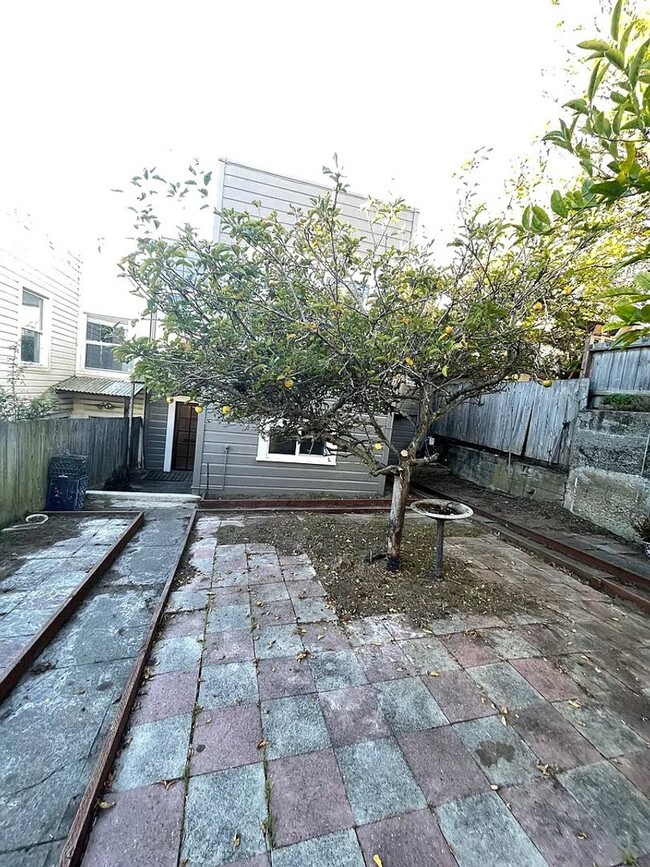 Building Photo - SF Renovated 4 Bed / 2 Bath / 2,170 SF House