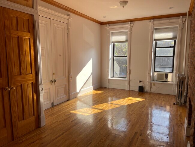 Building Photo - 373 Madison St