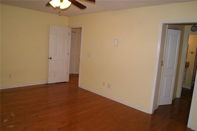 Building Photo - 4239 Glenforest Way