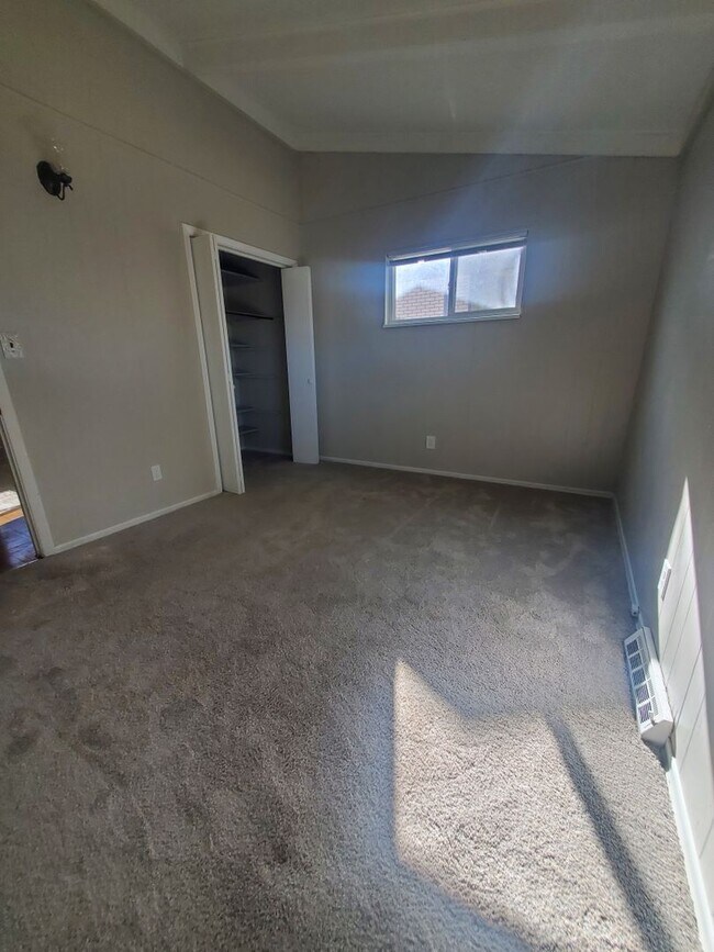 Building Photo - Spacious Ranch Style 4 BR Available in Aug...