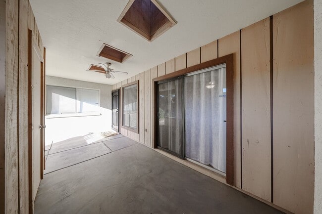 Building Photo - Great Location and Nicely Updated 2 Bed 2 Bath!