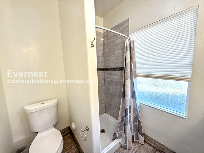 Building Photo - 934 E 7th St