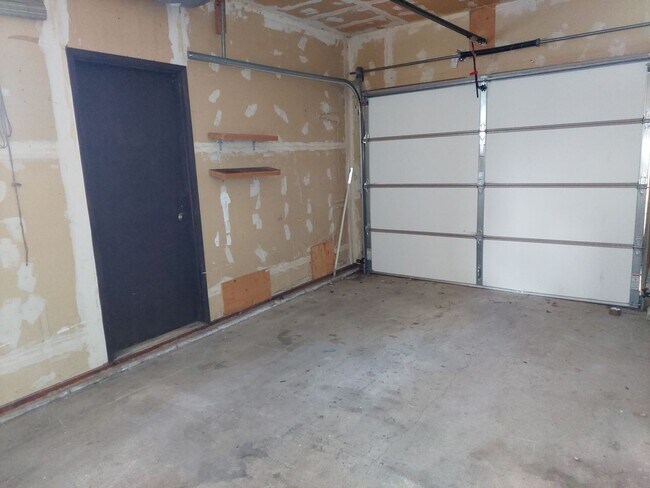 Building Photo - Large furnished 4 bedroom home with 2 car ...