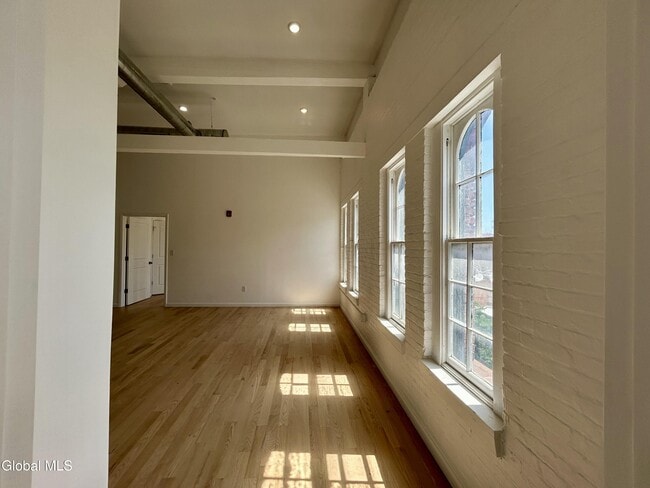 Building Photo - 155 River St